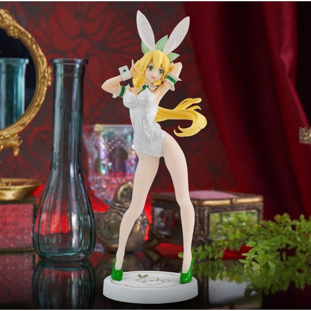 Estatua de Leafa de Sword Art Online, con traje de conejita blanco perlado, medias de tela real y orejas blancas.