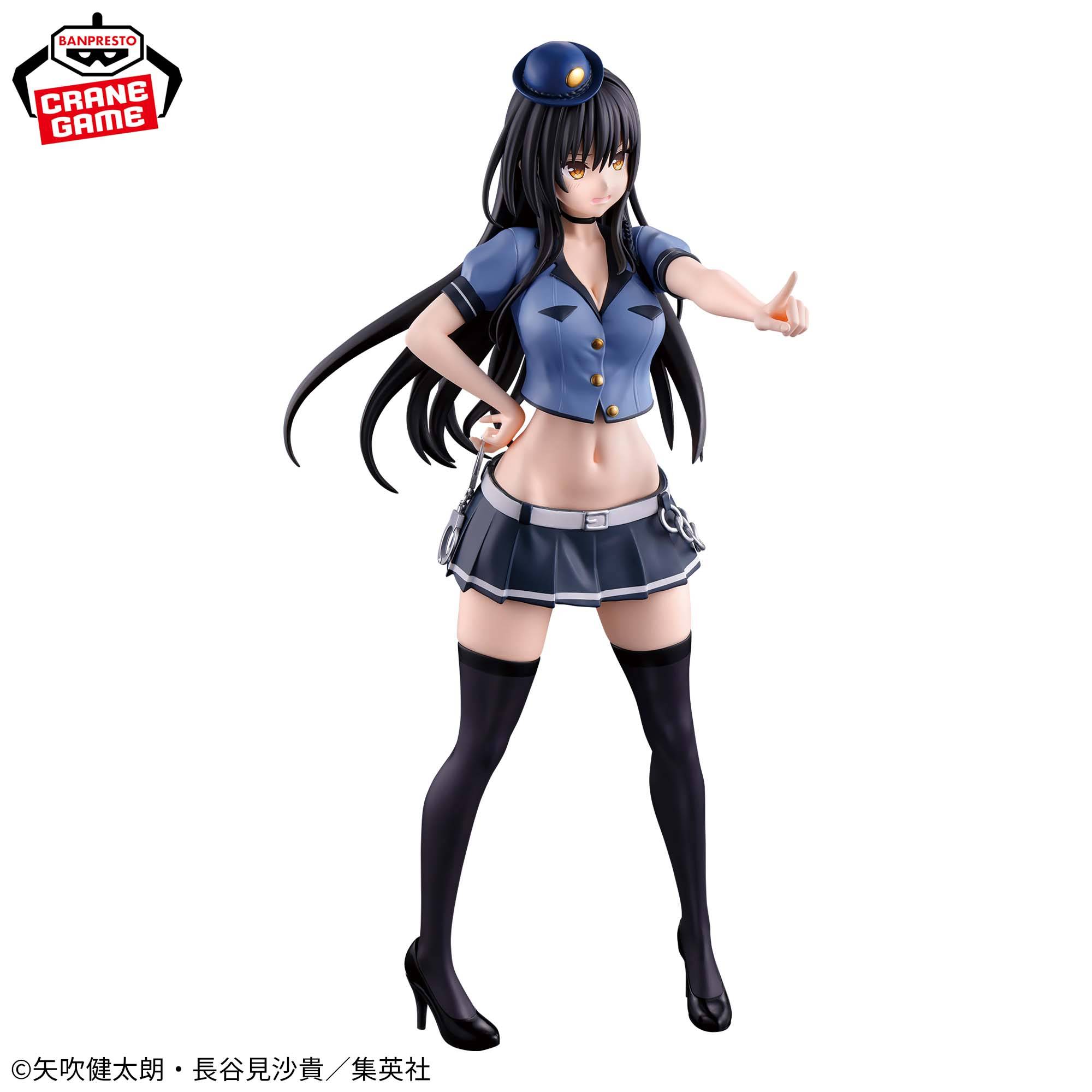 Estatua de Yui Kotegawa de To Love Ru Darkness, vestida con un uniforme de policía azul y negro, posando.