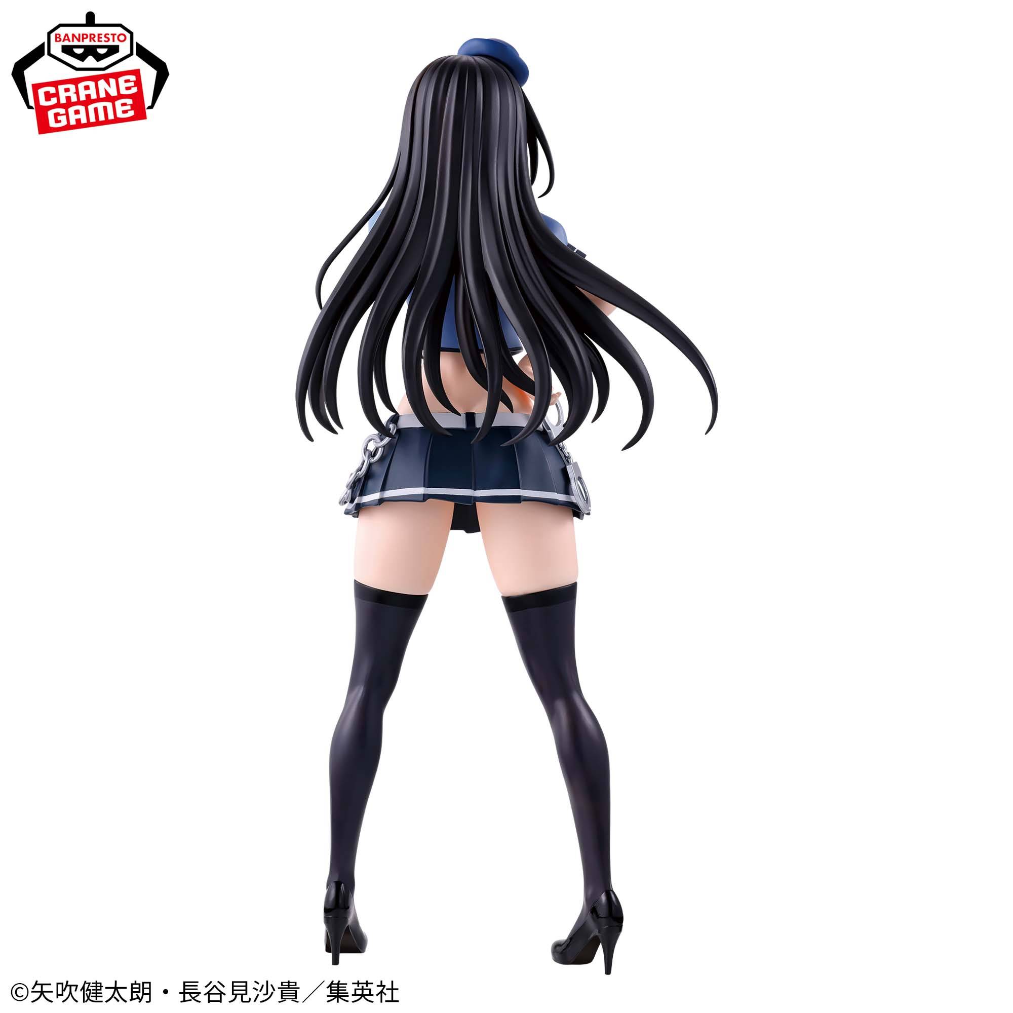Estatua de Yui Kotegawa Police Ver. de To Love Ru Darkness, con uniforme azul, medias negras y tacones.