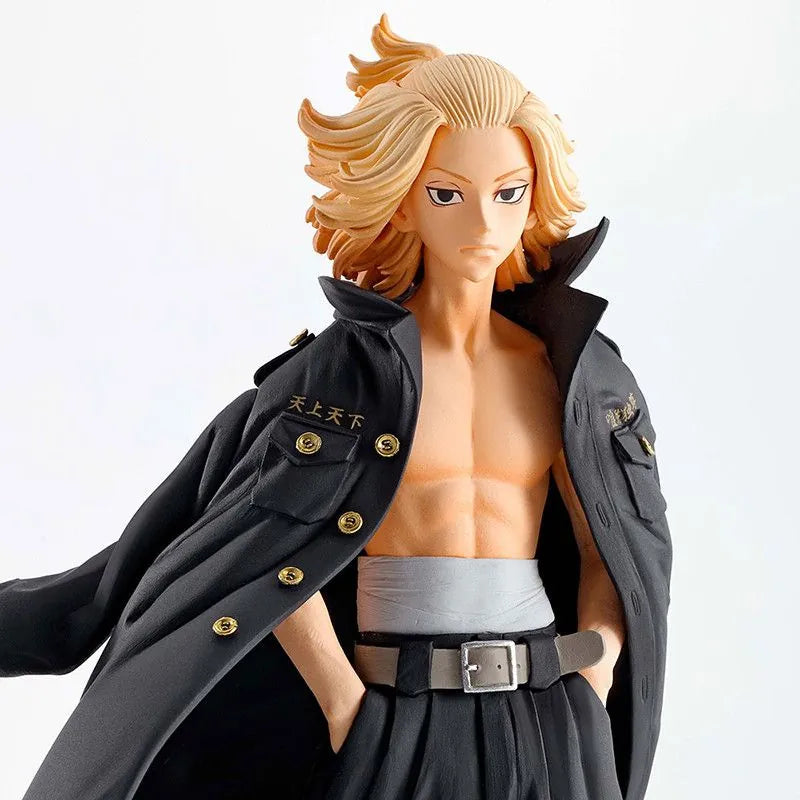 Estatua Banpresto de Manjiro Sano "Mikey" de Tokyo Revengers, con cabello rubio, torso desnudo y chaqueta negra.