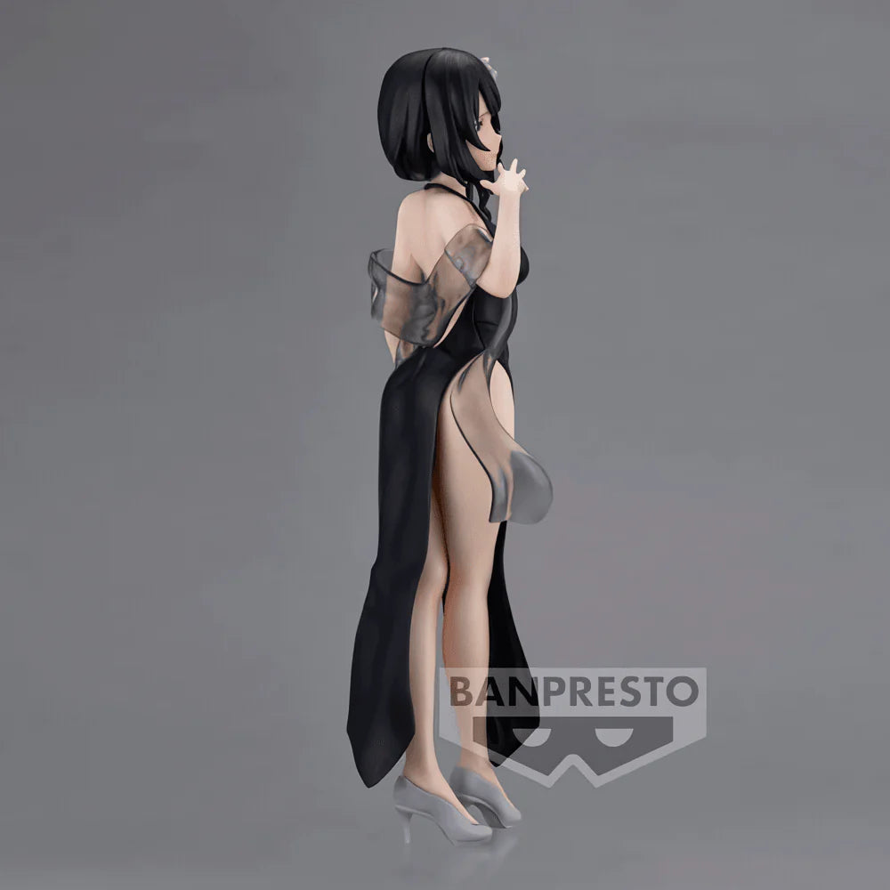 Estatua Banpresto Glitter & Glamours de Elsa Granhiert en vestido negro elegante y tacones grises.